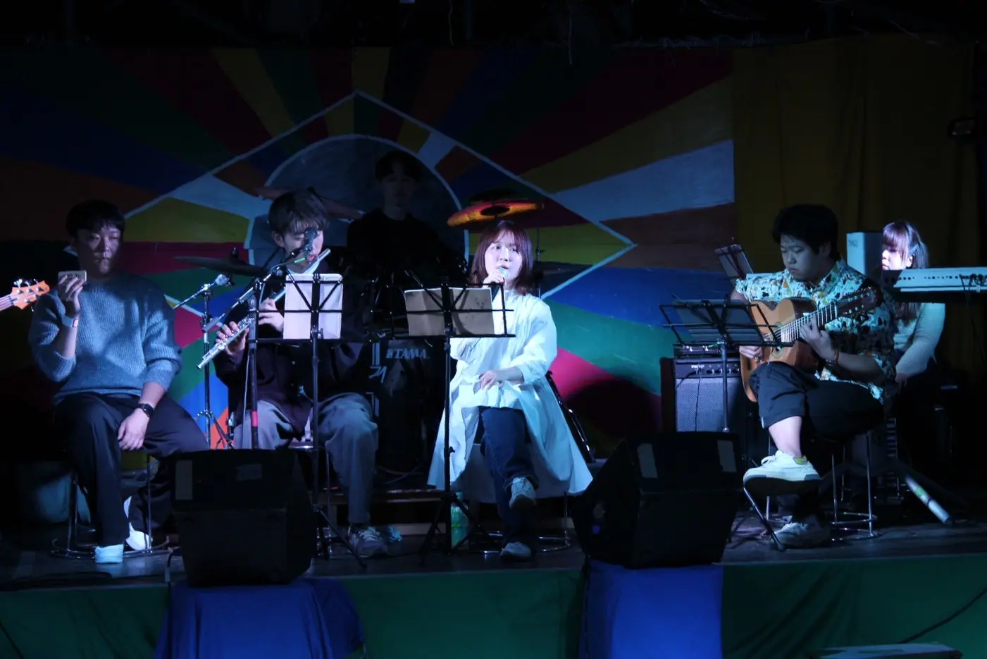 歌、ギター、フルートなどでボサノヴァを演奏するメンバー