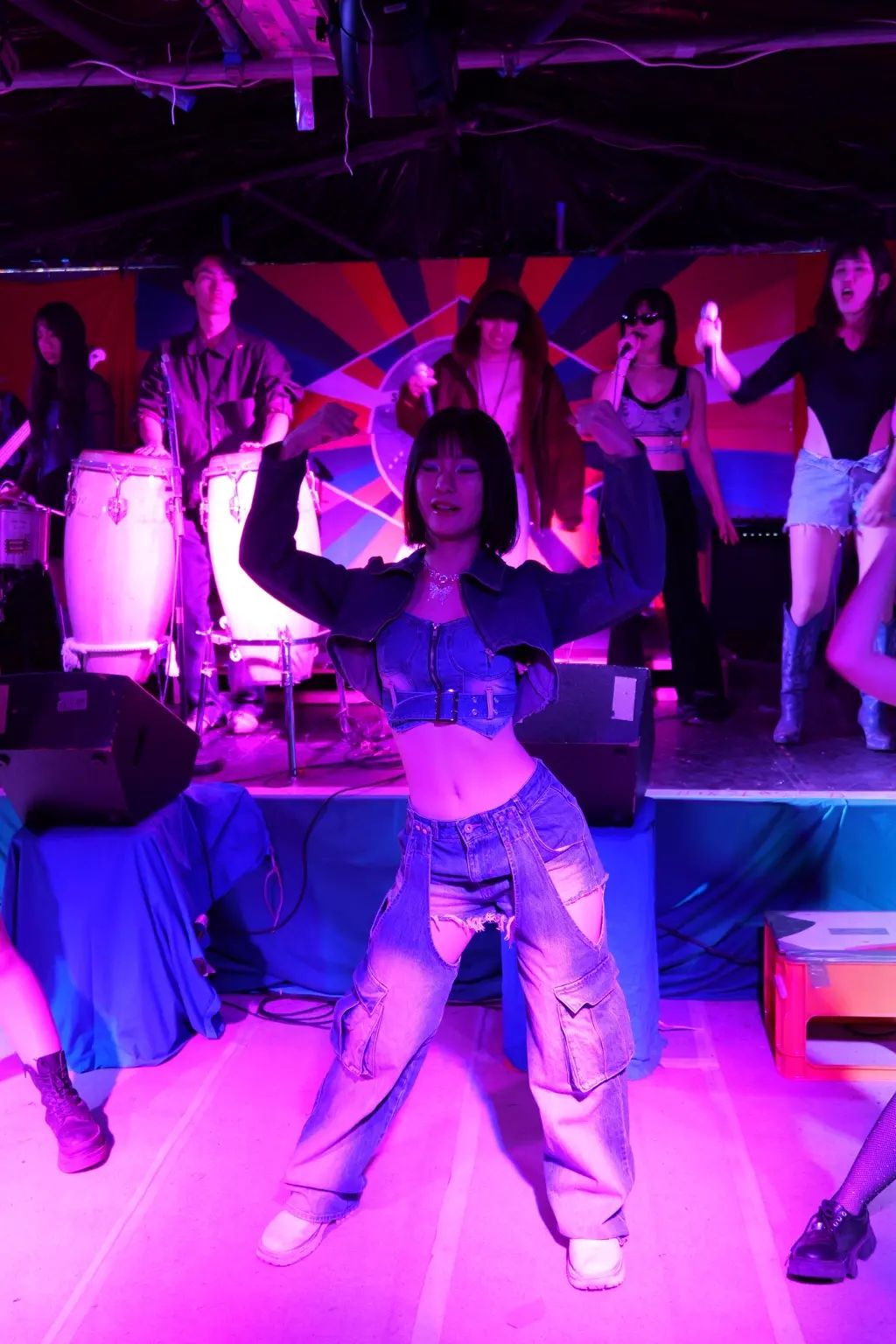 ファンキのステージで踊るダンサーと演奏するメンバー