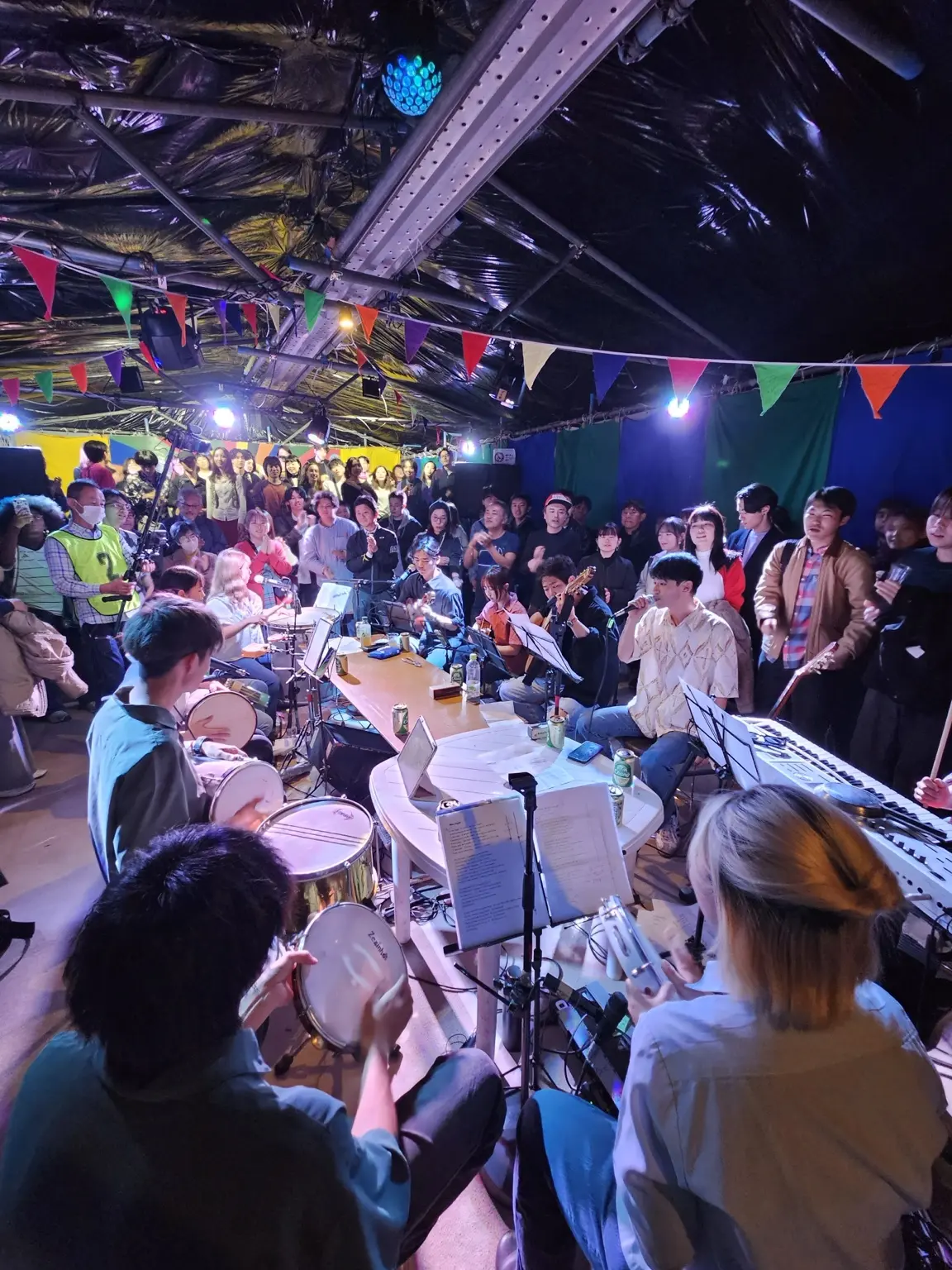 客席に囲まれてパゴージを演奏するメンバー