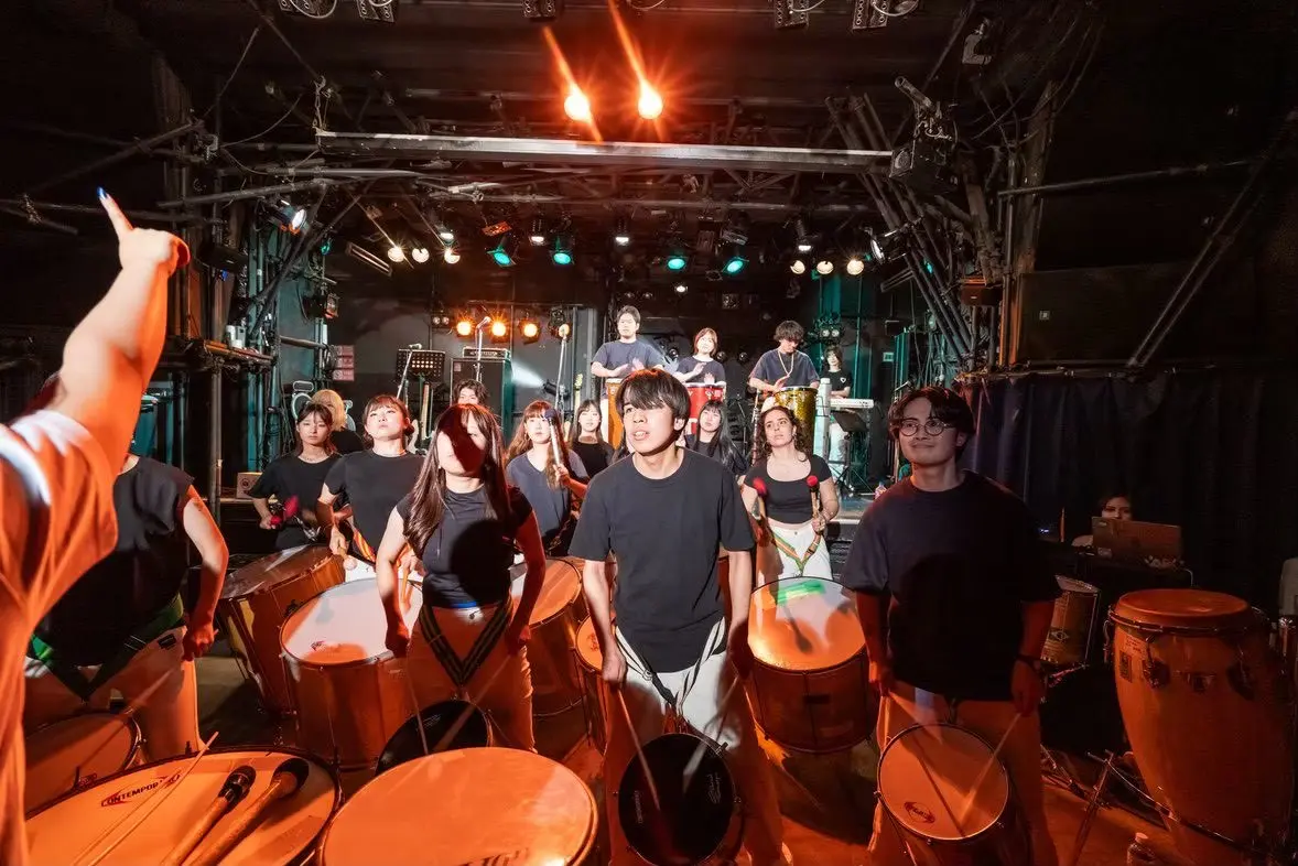 サンバ・ヘギを大編成の打楽器で演奏するメンバー